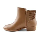 Bota corta color marrón claro con detalle de elástico fruncido en el tobillo y taco bajo.