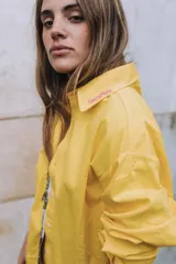 Camisa de vestir oversize color amarillo brillante, con cuello clásico y puños anchos.