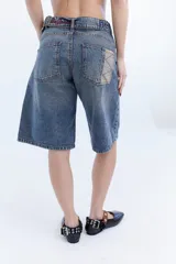 Bermuda de jean tiro alto, color azul con efecto lavado, corte holgado y diseño clásico de cinco bolsillos.