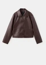 Chaqueta de cuero sintético marrón con cuello camisero, cierre frontal con botones oscuros y bolsillos frontales con solapa.