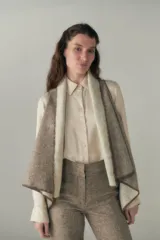 Chaleco marrón con solapas color crema y terminación en crochet.