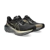 Championes de running Asics Novablast 4 Platinum, color negro con detalles en dorado y entresuela gris con acabado iridiscente. Presenta tecnología FF Blast+ en la suela para mayor amortiguación.