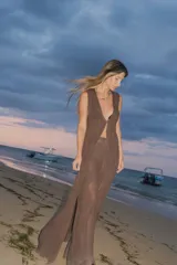 Pantalón largo de tejido de punto acanalado color marrón oscuro, con cordón ajustable en la cintura.