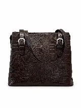 Bolso de hombro de cuero con textura en relieve efecto cocodrilo, color marrón, con diseño estructurado, asas largas con hebillas metálicas decorativas y cierre superior.