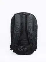 Mochila de trekking color negro, confeccionada en nylon ripstop. Cuenta con compartimento principal amplio, bolsillo frontal abierto, compartimento superior con cierre y pasadores exteriores para accesorios. Incluye tiras ajustables con broche frontal y cubre lluvia integrado.