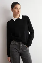 Sweater clásico de punto color beige, de cuello redondo y manga larga con diseño ajustado.
