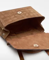 Mini cartera tipo city bag Adolfo Domínguez modelo Auge II de cuero vacuno marrón con estampado efecto croco. Cuenta con una solapa con cierre magnético y asa de mano estructurada.