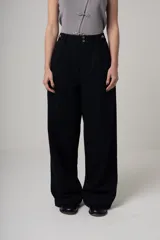 Pantalón de vestir color beige, de corte palazzo, con bolsillos laterales y traseros.