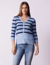 Buzo tejido marca Rio & Rian, de color azul con rayas horizontales azul marino. Tiene escote en V con aplique de botones dorados y mangas tres cuartos.