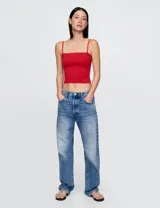 Musculosa ajustada de algodón con escote recto y breteles finos regulables.