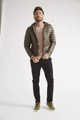 Campera de plumas liviana para hombre, con diseño acolchado, cierre frontal completo, capucha y bolsillos laterales. Presenta un logo estampado en el pecho.