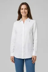 Camisa de manga larga color blanco, con cuello camisero, cierre frontal de botones y diseño clásico.