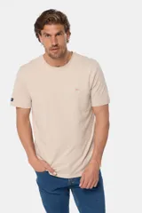 Remera básica de algodón color azul marino, de manga corta, con cuello redondo y logo bordado en el frente.