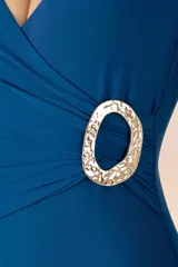 Traje de baño entero azul rey con escote en V, breteles anchos ajustables, espalda media y avío dorado lateral.