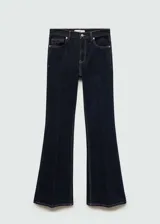 Pantalón jeans de tiro alto con diseño acampanado, confeccionado en tejido de algodón con un ligero toque de elastano. Presenta un lavado oscuro tipo rinse, cierre frontal con cremallera y botón, y cuenta con cinco bolsillos.