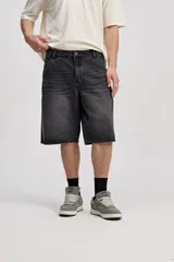 Bermuda de jean estilo baggy, color azul oscuro, con silueta amplia y largo por debajo de la rodilla, confeccionada en 100% algodón.