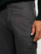 Bermuda cargo de hombre color gris oscuro, con bolsillos laterales con tapa y cierre de botón.