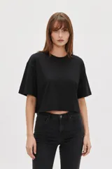 Remera negra de algodón de corte ancho y corto, con mangas cortas y cuello redondo a la base.