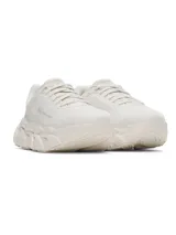 Championes de running Under Armour modelo Halo Runner, color blanco hueso. Presentan una parte superior de malla transpirable con ajuste dinámico y una entresuela de espuma reactiva HOVR+ con diseño estructurado para mayor estabilidad y retorno de energía.