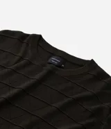 Suéter de punto color negro con cuello redondo, mangas largas y diseño con textura geométrica sutil en el frente.