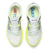 Championes de running New Balance FuelCell SC Elite V6, color amarillo flúor y blanco con detalles en azul marino y gris. Diseñados con entresuela ultralensible de PEBA, placa de fibra de carbono y parte superior de malla transpirable con tecnología FantomFit.