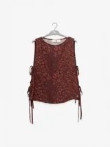 Musculosa marrón con estampado animal print, de corte holgado y lazos laterales ajustables.