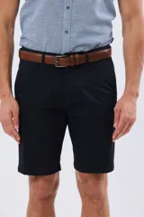 Bermuda clásica de gabardina liviana color azul marino, de corte recto, con bolsillos laterales y traseros.