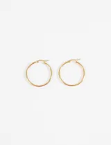 Aros tipo argolla de acero quirúrgico con acabado dorado, de diseño clásico y minimalista.