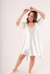 Bata corta color blanco, de seda, con mangas 3/4 y lazo para ajustar en la cintura.