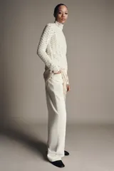 Jersey de punto con cuello subido y manga larga, confeccionado con un diseño de tejido combinado que presenta una textura calada y delicada.