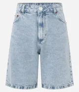 Bermuda regular de jeans celeste con cintura alta, bolsillos delanteros y traseros, cierre con botón y cremallera.