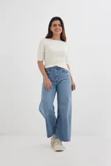 Sweater amarillo de tejido de punto acanalado, con cuello bote y mangas 3/4.