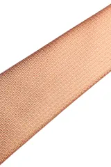 Set compuesto por una corbata y un pañuelo de bolsillo a juego, ambos en color bordó con un estampado geométrico sutil en tono oscuro.
