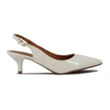 Zapato de salón Vizzano color nude, con punta fina, tacón kitten heel y tira trasera con hebilla.