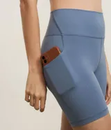 Short ciclista Get Over de microfibra color verde oscuro, de tiro alto y diseño ajustado con bolsillos laterales funcionales.