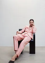 Pantalon de vestir de corte recto y diseño fluido, con trabillas en la cintura, bolsillos laterales y cierre oculto. Presenta un acabado elegante ideal para eventos formales.