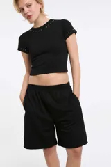 Short tipo bermuda negro de algodón fleece sin felpa, con cintura elastizada y bolsillos laterales.