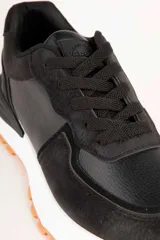 Championes deportivos Pdk Riverland para mujer, en combinación de colores blanco, tostado, gris y detalles en bordó, con suela dentada de goma marrón.