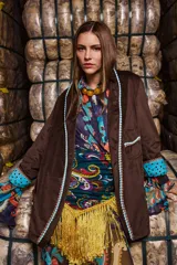 Blazer holgado de terciopelo marrón con cuello con solapa, sin cierre frontal y con tres bolsillos funcionales. Intervenido artesanalmente con detalles de tientos y pompones de algodón teñidos a mano. Forrado en las mangas con estampa the farra.