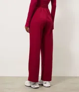 Pantalón deportivo Get Over de corte recto en color verde oscuro, confeccionado en microfibra elastizada. Cuenta con cintura elástica con lazo ajustable del mismo tejido y bolsillos frontales.