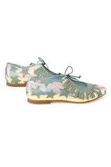 Zapato tipo blucher confeccionado en napa tornasolada con estampado de estrellas en color verde agua. Presenta un adorno artesanal de flecos en napa verde sobre el empeine, cierre con cordones, interior en piel y suela de cuero.