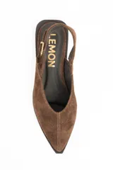 Chatita tipo slingback de gamuza color marrón, con punta fina y cierre de hebilla metálica ajustable en el talón.