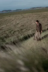 Pollera larga color beige con textura arrugada y abertura frontal.