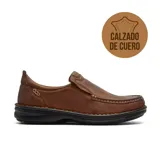Zapato casual tipo mocasín de cuero color marrón, con costuras reforzadas a la vista y suela de goma negra de perfil bajo.