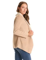 Cardigan de tejido soft color beige con solapa ancha en contraste de tono más claro, diseño abierto y manga larga.