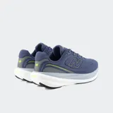 Championes de running New Balance 1080 v15, color azul con suela alta blanca y gris, y detalles en verde lima.