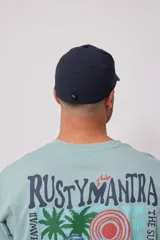Gorra de visera negra con logo de Rusty bordado en blanco en el frente. Confeccionada en tejido ripstop.