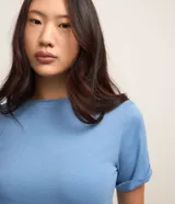 Blusa básica de cuello redondo y manga corta con detalle de dobladillo, confeccionada en tejido de viscosa con elastano.