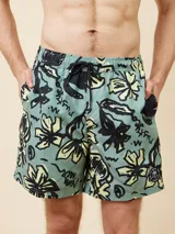 Short de baño celeste con estampado de flores y texto en negro.