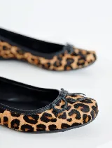 Ballerinas de cuero negro con punta cuadrada y moño decorativo.
